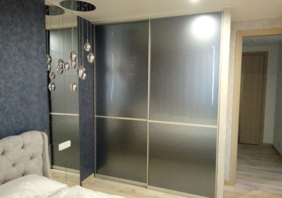 Двери купе с анодированным профилем и узорчатым зеркалом